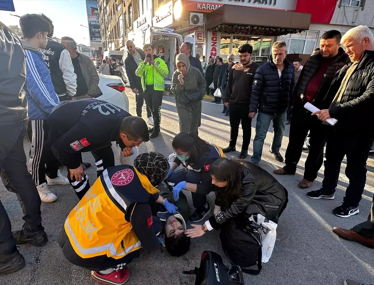 Karamürsel'de motosiklet ile otomobil çarpıştı, sürücü yaralandı