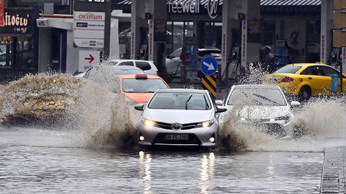 Meteoroloji'den aralarında İstanbul, Ankara ve İzmir'in de olduğu 72 il için sarı ve turuncu kodlu uyarı