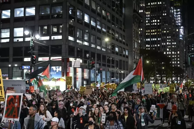 Biden ve Netanyahu'yu çıldırtacak görüntü! New York'ta binlerce kişi, İsrail'in saldırılarını protesto etti Biden ve Netanyahu'yu çıldırtacak görüntü! New York'ta binlerce kişi, İsrail'in saldırılarını protesto etti