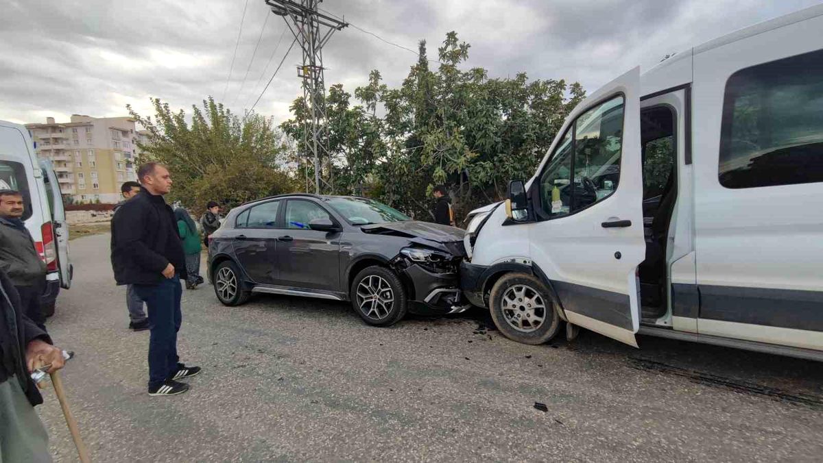 Adıyaman'da otomobil ile minibüs çarpıştı: 5 yaralı