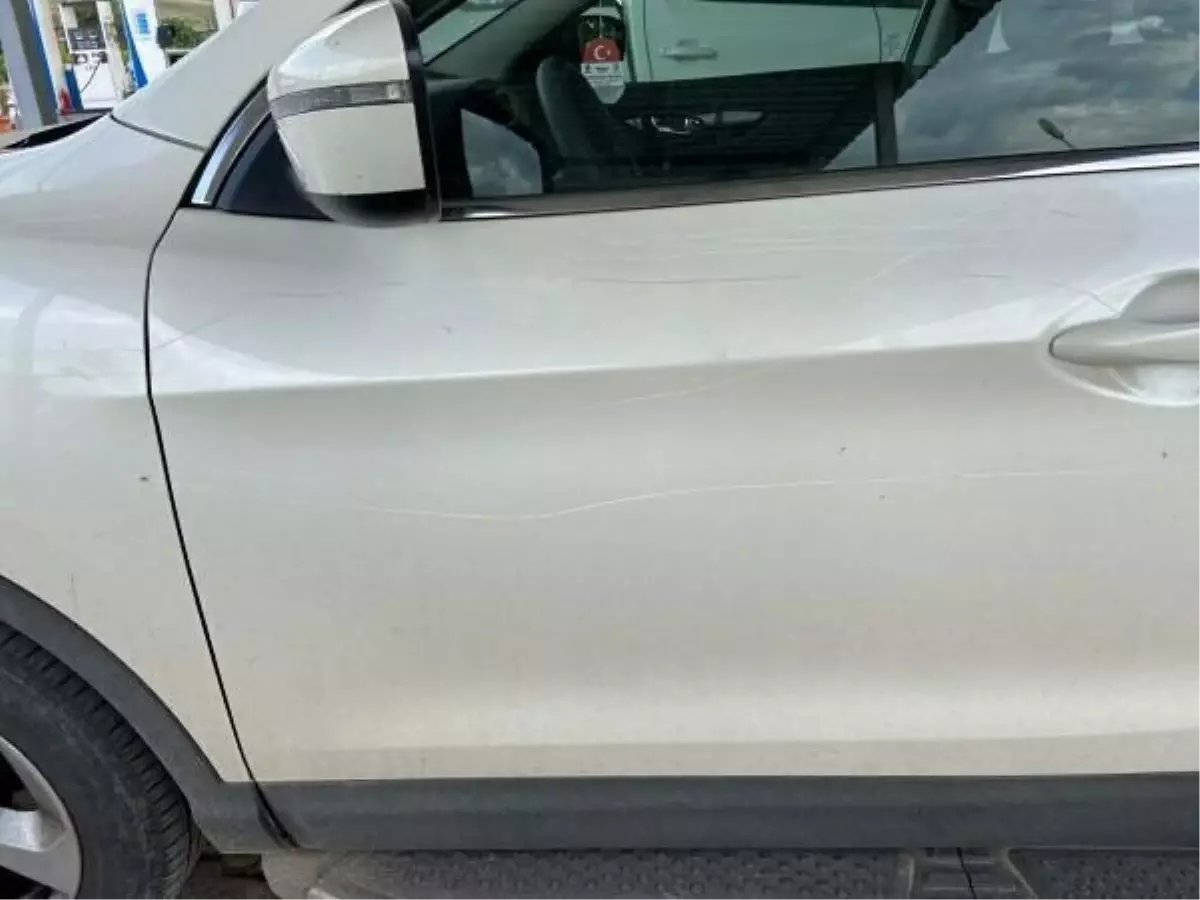 Avukat, kayınpederinin ve çalışanının otomobilini çizerek zarar verdi