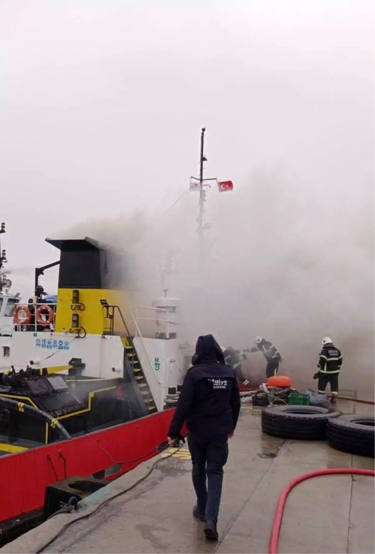 Tekirdağ'da Limanda Römorkörde Yangın: 1 Kişi Dumandan Etkilendi