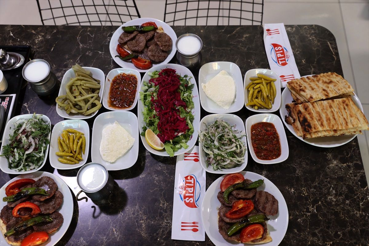 Sivas'ta Özel Tasarlanmış Makineyle Sivas Köftesi Üretimi