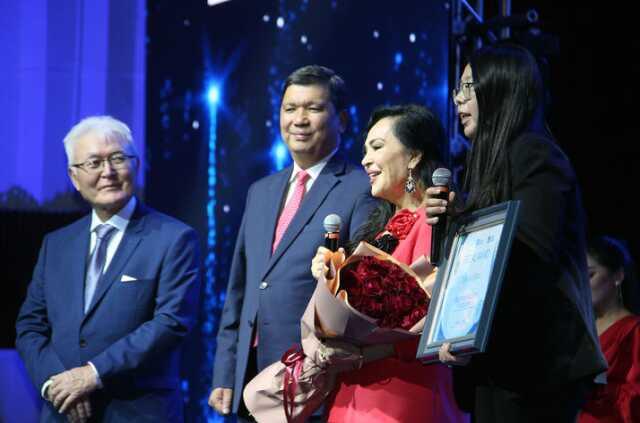 Türkan Şoray'a Kırgızistan'da Dünya sinemasına katkı ödülü Türkan Şoray'a Kırgızistan'da Dünya sinemasına katkı ödülü