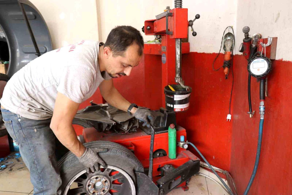 Gümüşhane'de Kar Uyarısı: Oto Lastikçilerde Uzun Kuyruklar Oluştu