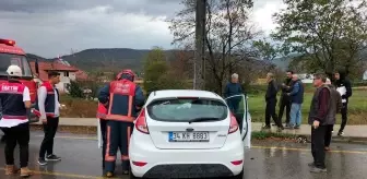 Akyazı'da Aydınlatma Direğine Çarpan Otomobilde 6 Kişi Yaralandı