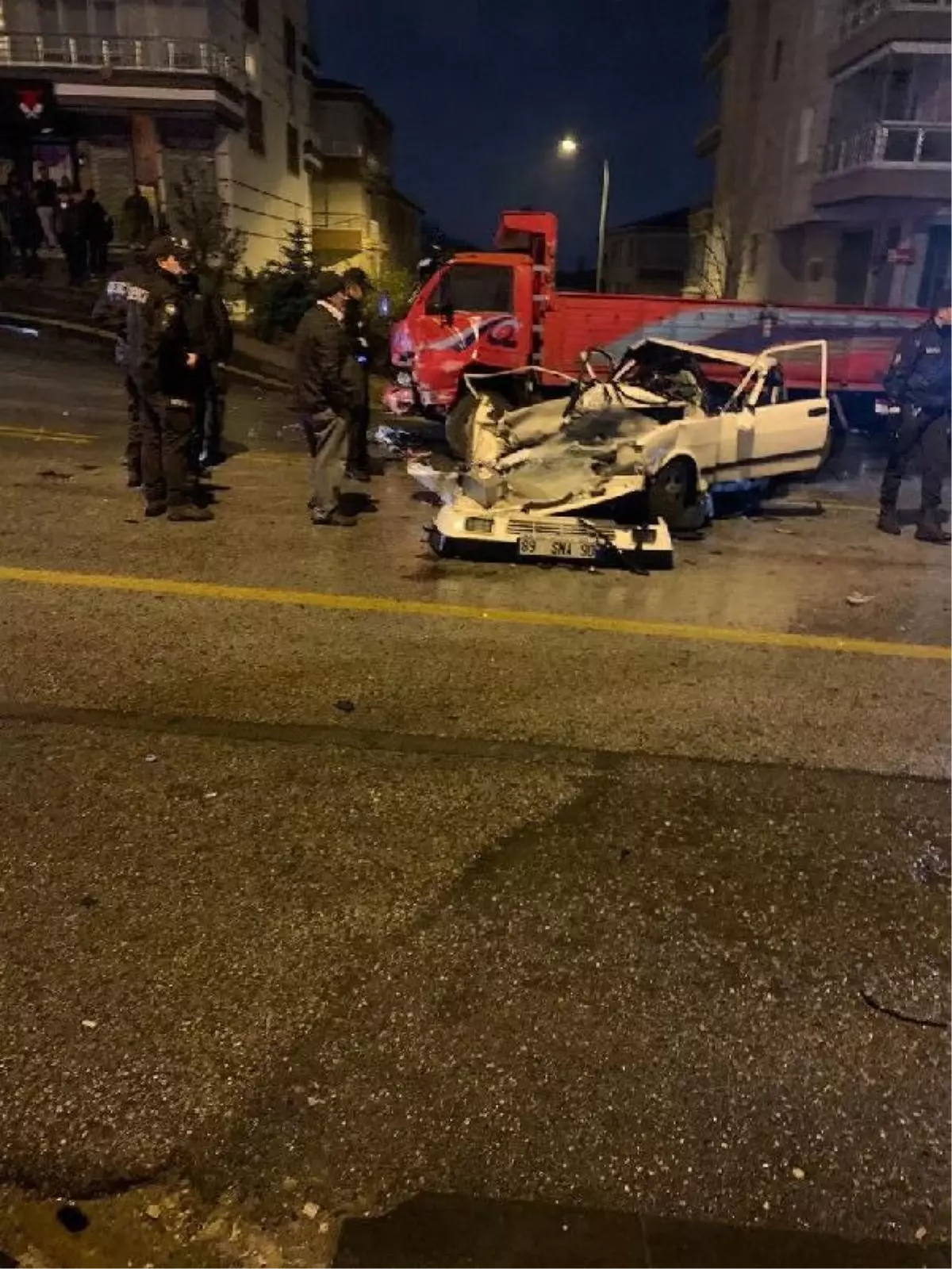 Ankara'da Otomobil Kamyonete Çarptı: 5 Yaralı