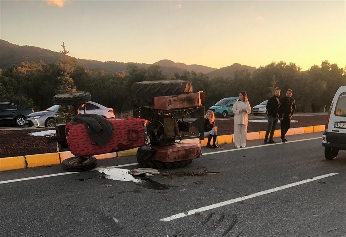 Balıkesir'de otomobil ile traktör çarpışması: 1 ölü, 5 yaralı