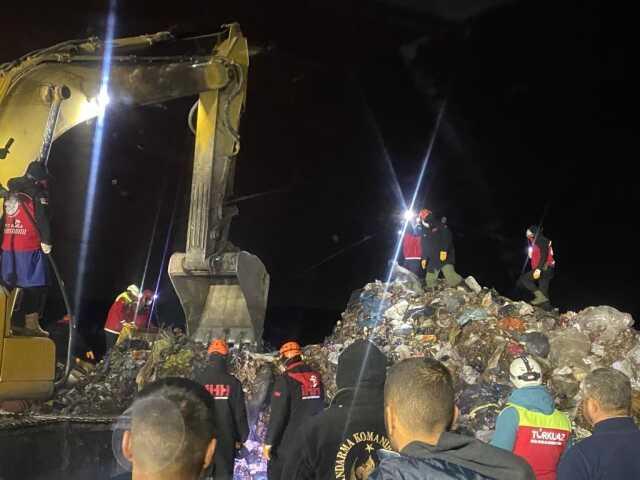 Belediye işçisi çöplükte kayboldu, arama çalışmaları başladı Belediye işçisi çöplükte kayboldu, arama çalışmaları başladı