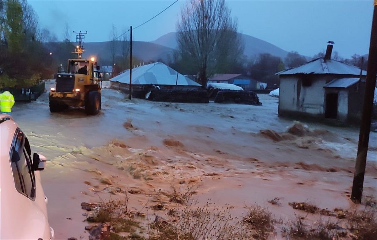 Bingöl'ün Karlıova ilçesinde sel felaketi: 2 çoban ve 30 küçükbaş hayvan kurtarıldı