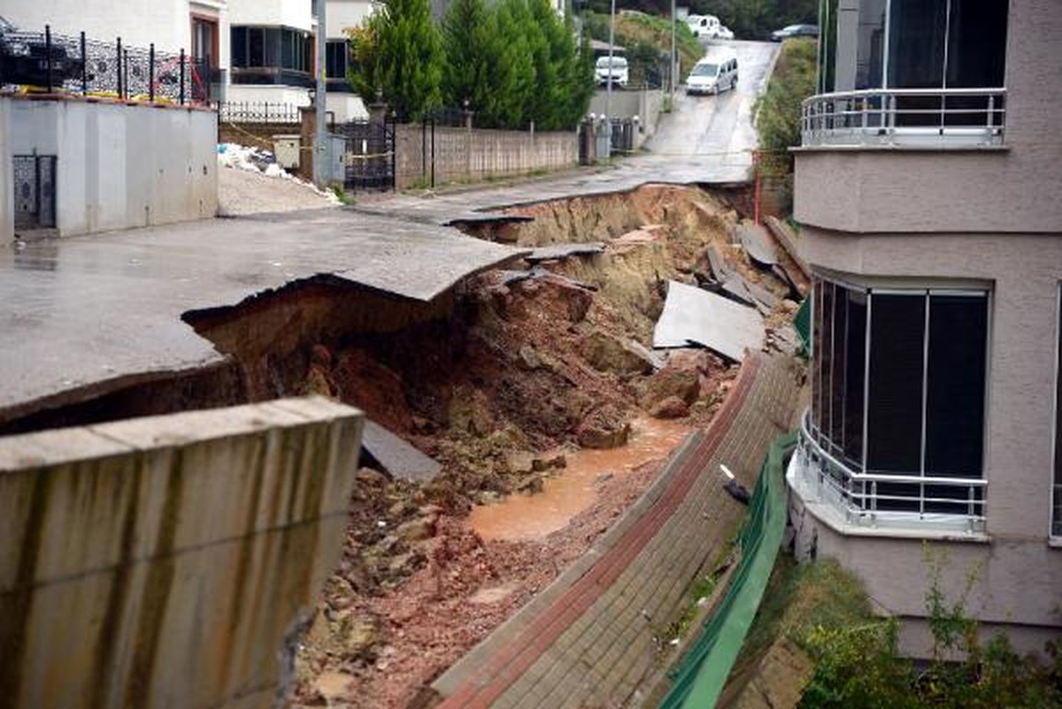 Bursa'da Sağanak Sonrası Oluşan Çukura Düşen Araçlar Vinç İle Çıkartıldı