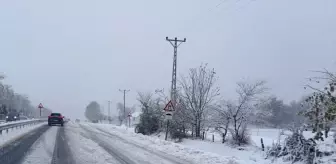 Düzce'de kar nedeniyle makaslayan tır ulaşımı aksattı