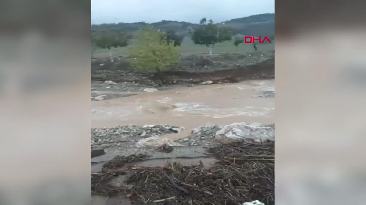 Adana'da Sel Nedeniyle Yollar Trafiğe Kapandı