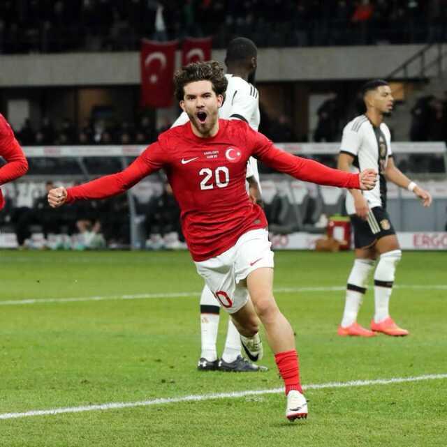 Ferdi Kadıoğlu'nun maç sonu röportajına beğeni yağıyor Ferdi Kadıoğlu'nun maç sonu röportajına beğeni yağıyor