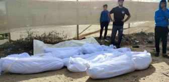 Gazze Şeridi'ndeki İsrail saldırılarında hayatlarını kaybedenler toplu mezarlara defnedildi
