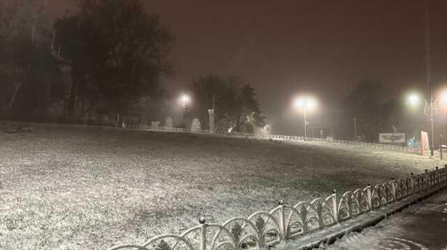 İstanbul'da beklenen kar yağışı başladı! Ağaçlar ve otomobiller kısa sürede beyaz büründü İstanbul'da beklenen kar yağışı başladı! Ağaçlar ve otomobiller kısa sürede beyaz büründü