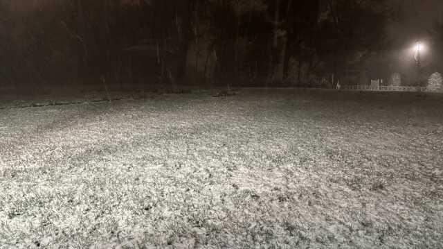 İstanbul'da beklenen kar yağışı başladı! Ağaçlar ve otomobiller kısa sürede beyaz büründü İstanbul'da beklenen kar yağışı başladı! Ağaçlar ve otomobiller kısa sürede beyaz büründü