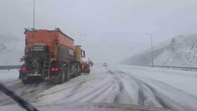 Kar yağışı Kuzey Marmara Otoyolu'nda ulaşımı olumsuz etkiledi! Uzun araç kuyrukları oluştu Kar yağışı Kuzey Marmara Otoyolu'nda ulaşımı olumsuz etkiledi! Uzun araç kuyrukları oluştu