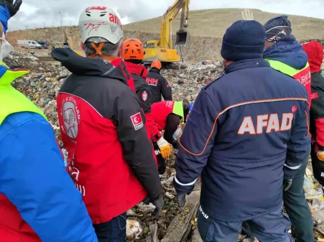 Geri dönüşüm tesisinde kaybolan işçinin cesedi, tonlarca çöpün altında bulundu Geri dönüşüm tesisinde kaybolan işçinin cesedi, tonlarca çöpün altında bulundu