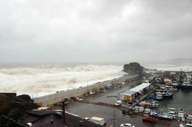Kış resmen başladı: Şiddetli sağanak, fırtına ve kar İstanbul'u esir aldı Kış resmen başladı: Şiddetli sağanak, fırtına ve kar İstanbul'u esir aldı