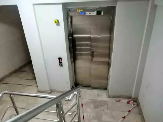 Manisa'da anne ve kızı apartmanın asansöründe ölü bulundu Manisa'da anne ve kızı apartmanın asansöründe ölü bulundu