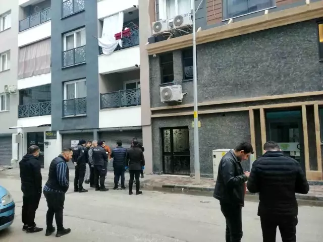 Manisa'da anne ve kızı apartmanın asansöründe ölü bulundu Manisa'da anne ve kızı apartmanın asansöründe ölü bulundu