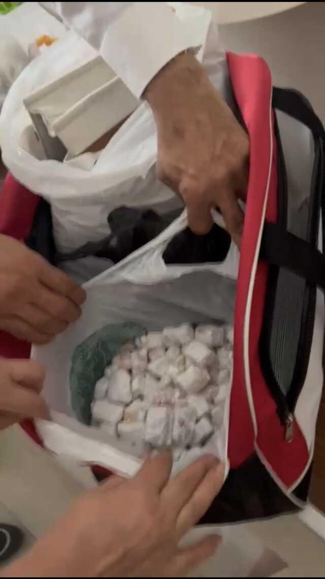 Rus ailenin bavullarından otele ait çok sayıda ürün çıktı