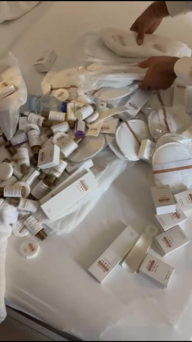 Rus ailenin bavullarından otele ait çok sayıda ürün çıktı