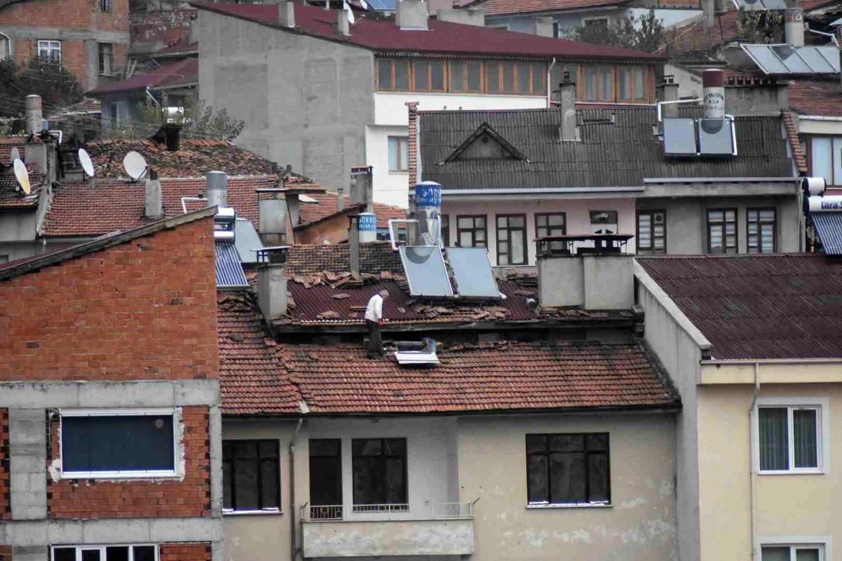 Tosya'da çatıda tehlikeli yürüyüş