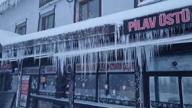 Uludağ'da kar kalınlığı 50 santimetreyi aştı! Araçların zincirsiz çıkışına izin verilmiyor Uludağ'da kar kalınlığı 50 santimetreyi aştı! Araçların zincirsiz çıkışına izin verilmiyor