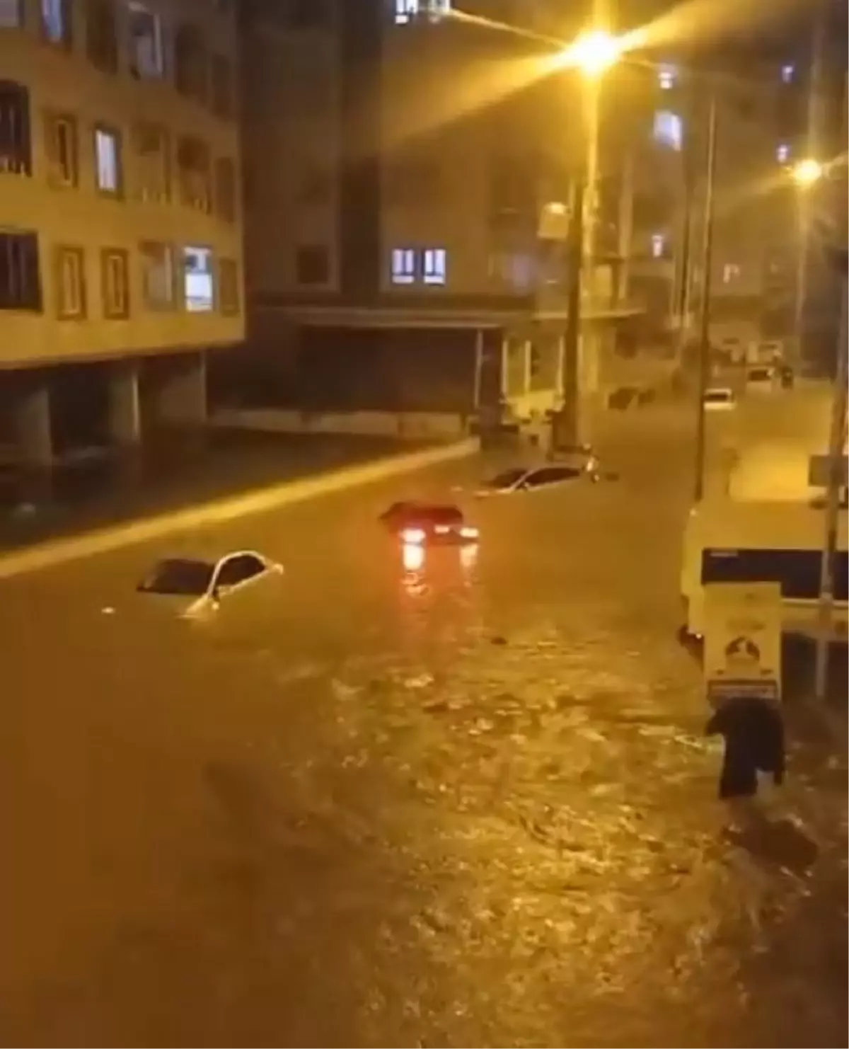 BATMAN'DA SAĞANAK; CADDE VE SOKAKLAR SUYLA DOLDU, EĞİTİME 1 GÜN ARA VERİLDİ