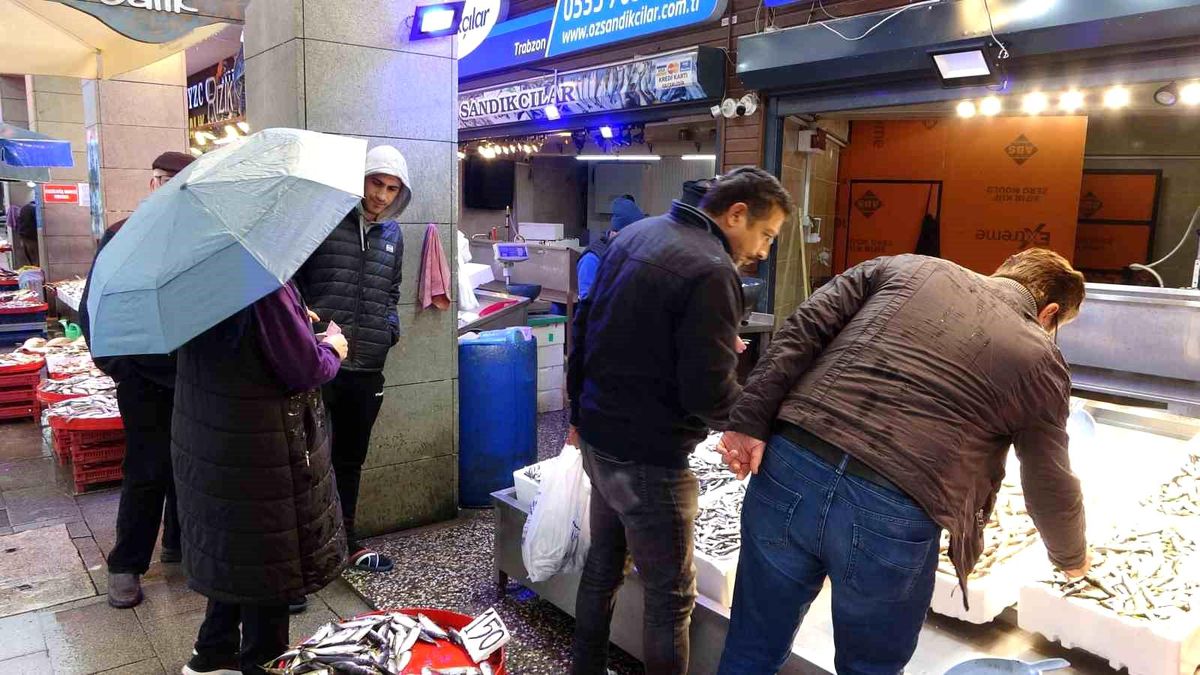 Karadeniz'deki Fırtına Hamsi Fiyatlarını Etkiledi