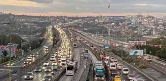 İstanbul'da okulların yeniden açılmasıyla sabah trafik yoğunluğu oluştu