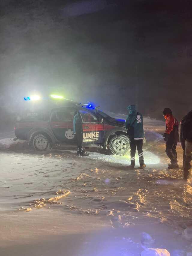 Kardüz Yaylası'nda mahsur kalan 17 kişi ekipler tarafından kurtarıldı Kardüz Yaylası'nda mahsur kalan 17 kişi ekipler tarafından kurtarıldı