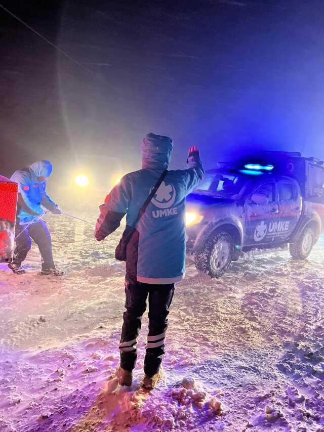 Kardüz Yaylası'nda mahsur kalan 17 kişi ekipler tarafından kurtarıldı Kardüz Yaylası'nda mahsur kalan 17 kişi ekipler tarafından kurtarıldı