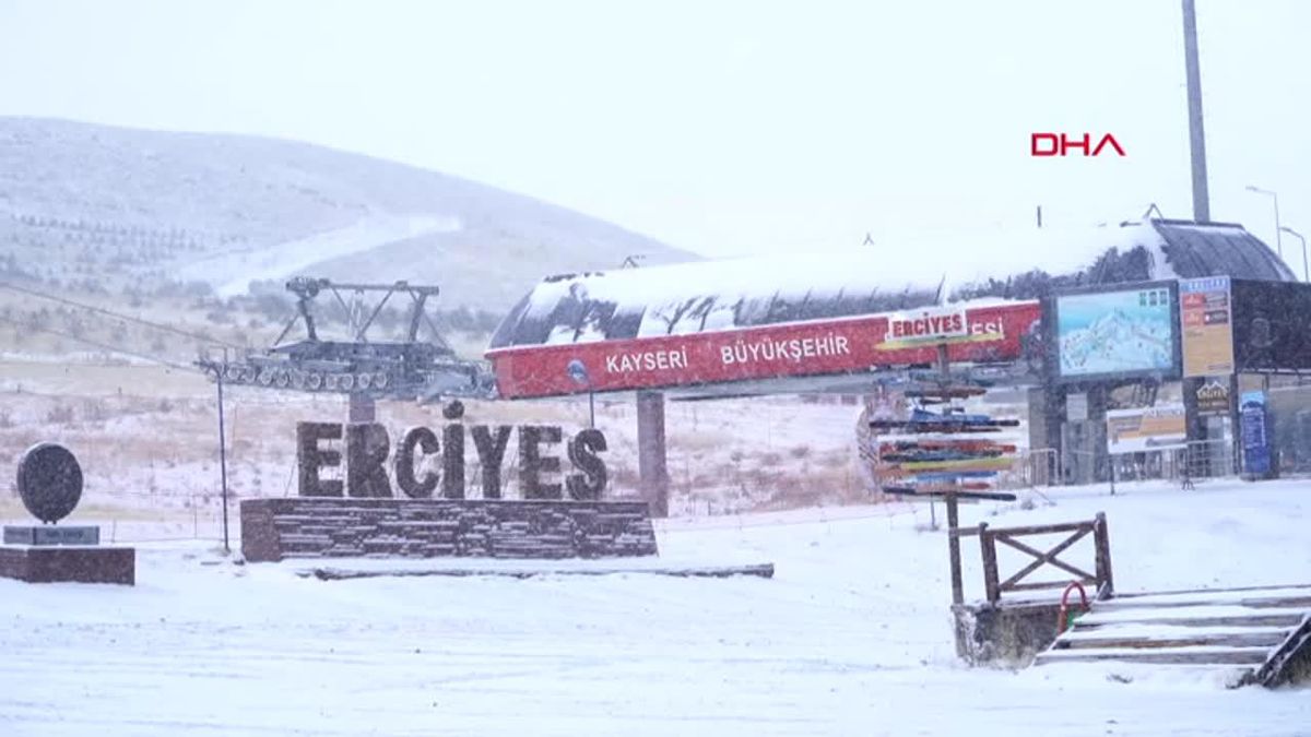 Erciyes Kayak Merkezi'nde Kar Yağışı