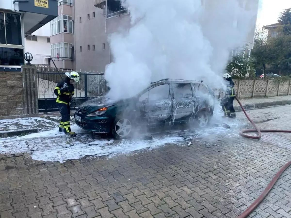 Kırklareli'de park halinde alev alan otomobil itfaiye ekiplerince söndürüldü
