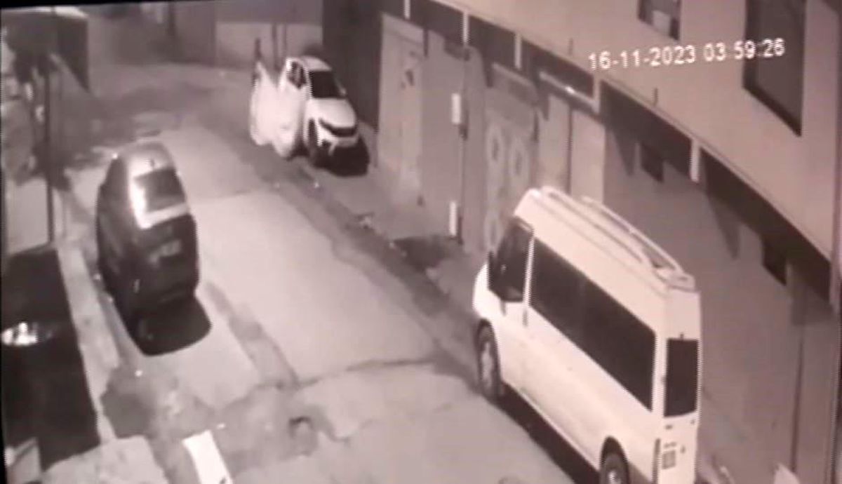 Şanlıurfa'da Bir Kişi Otomobilin Üzerindeki Brandayı Çaldı