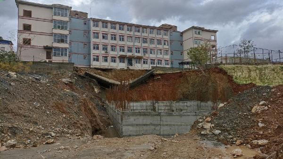 Batman'da okulun istinat duvarı sağanak nedeniyle çöktü