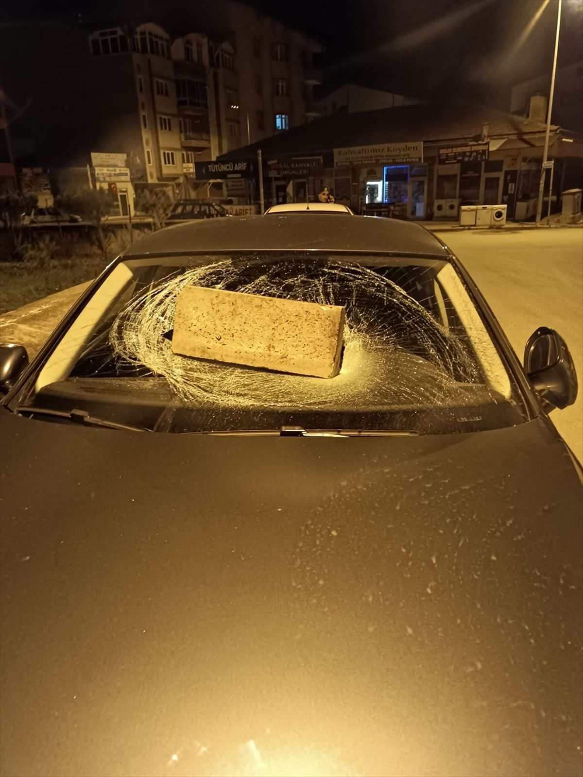 Sivas'ta park halindeki otomobilin camı bordür taşıyla kırıldı