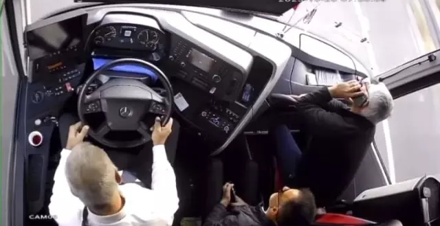 Şoför direksiyon başında kalp krizi geçirdi, otobüsü ikinci şoför durdurdu