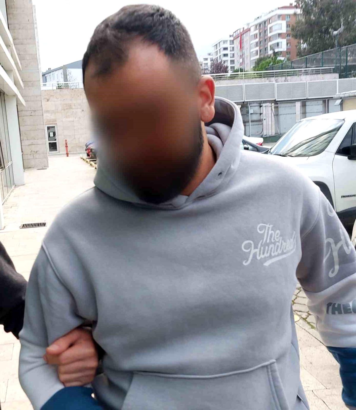 Samsun'da uyuşturucu ticaretinden gözaltına alınan zanlı adliyeye sevk edildi