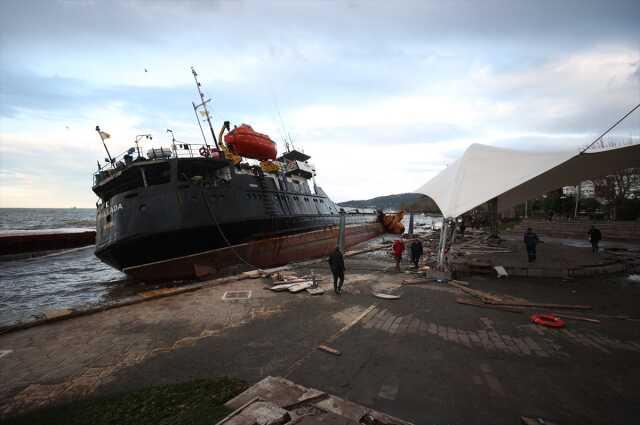 Zonguldak'ta karaya oturan geminin mürettebatının yardım çağrısı