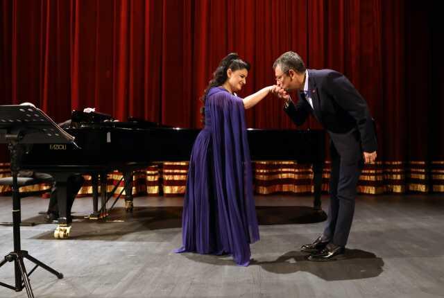 CHP lideri Özel'in Kürt devleti isteyen soprano Pervin Chakar'ın elini öpmesi ortalığı karıştırdı