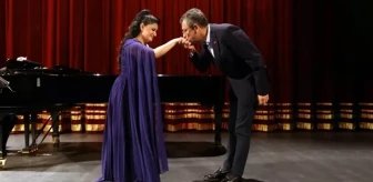 CHP lideri Özel'in Türkiye'yi işgalci gören soprano Pervin Chakar'ın elini öpmesi ortalığı karıştırdı