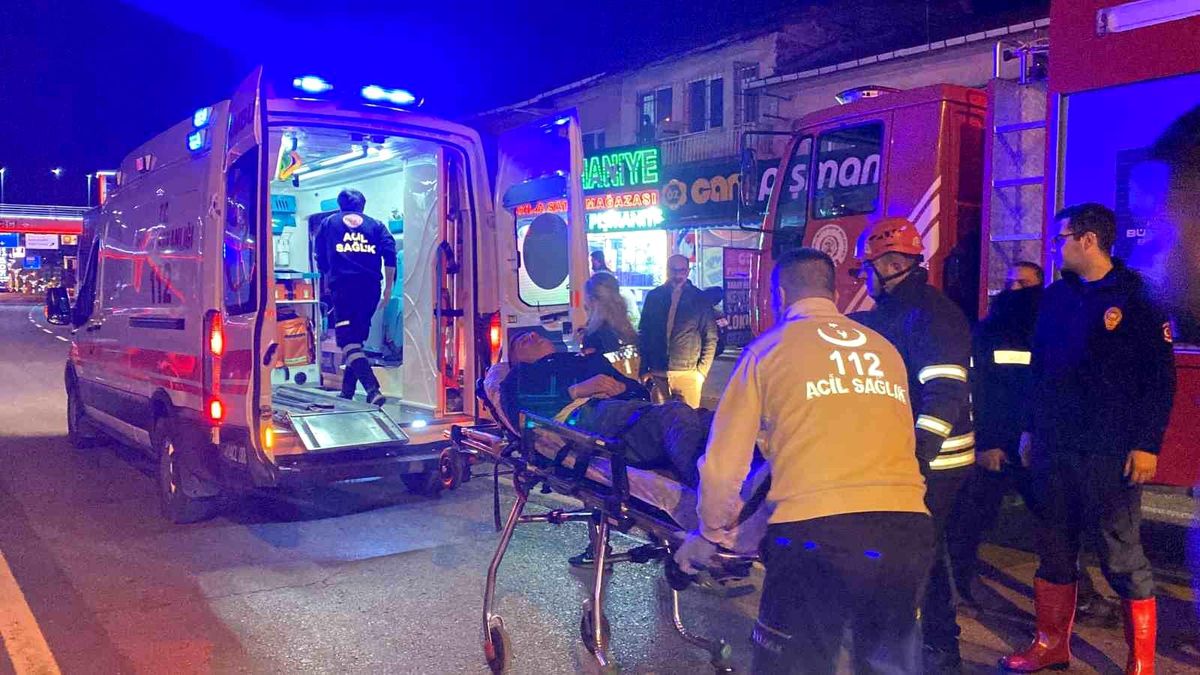İzmit'te otomobil ile tır çarpıştı: 2 yaralı