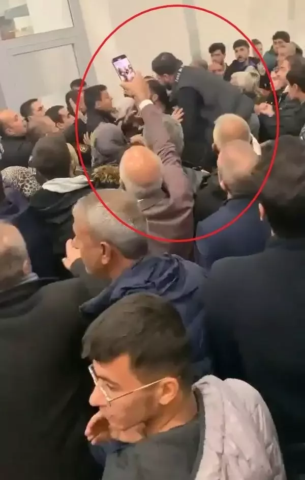 Umre dönüşü havalimanında ortalık karıştı! Kavga anı anbean kamerada