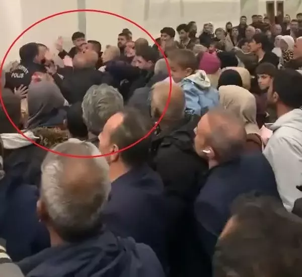 Umre dönüşü havalimanında ortalık karıştı! Kavga anı anbean kamerada