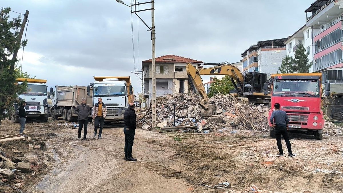 Malatya'da deprem sonrası ağır hasarlı binalar yıkılıyor