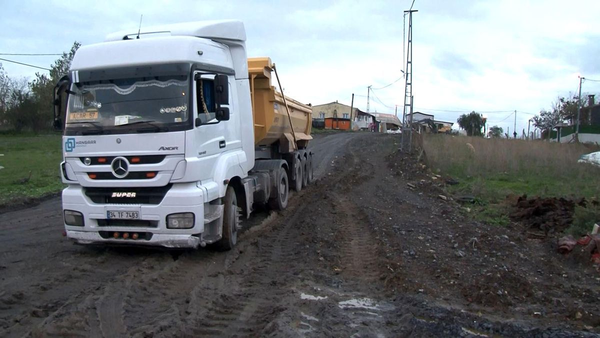 Arnavutköy'de Hafriyat Kamyonları Çamura Saplandı